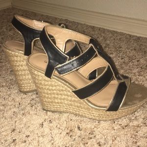 Black/gold wedges